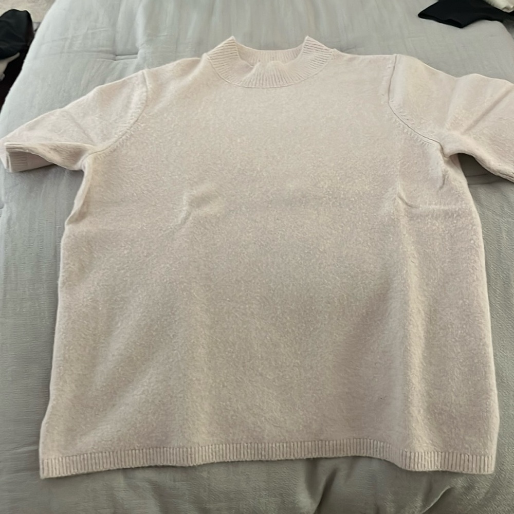 Cream short sleeve cashmere sweater. And Taylor lost. Size 14. Run small.